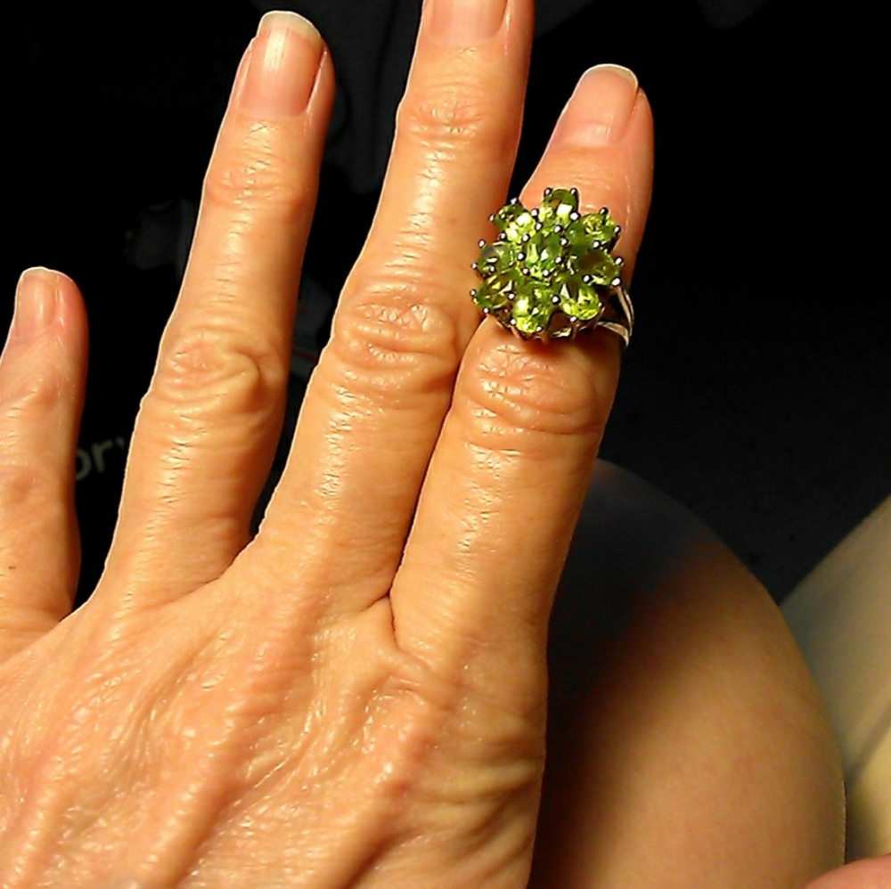 VINTAGE STERLING 925 SILVER RING W/ 9 LIGHT GREEN OVAL PERIDOT  SZ. 5 BEAUTY - Picture 4 of 11
